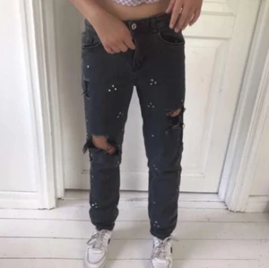 Zara jeans med detaljer och hål - Ovanliga jeans från Zara (barn) i storlek 13/14 men passar jättebra om man är en 32 eller en liten 34 i vanliga fall. Svarta slitna jeans med stjärnor till detaljer. Köparen står för frakten. Kontakta gärna om du är intresserad!💞