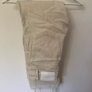 zara jeans - Beiga jeans från zara, straight modell. Jättefina men har blivit för små :( 150kr inkl frakt🤍
