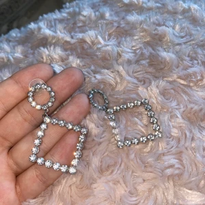 örhängen med stenar  - Jättefina örhängen med silver stenar från okänt märke  , kommer tyvärr inte till användning...