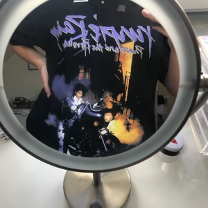 Purple rain tröja  - En svart tröja med purple rain tryck på. Den är oversized men strl S och passar därför många storlekar uppåt! Oanvänd och prislapp finns kvar! 💜💜💜 !frakt är inte inkluderad! Budgivning om det behövs !