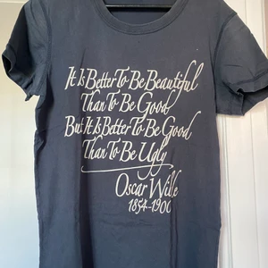 D&G T-shirt - marinblå med tryck - Äkta Dolce & Gabbana (D&G) T-shirt i herrmodell men funkar även på dam. Ett litet hål finns, se bild. Nypris 3800