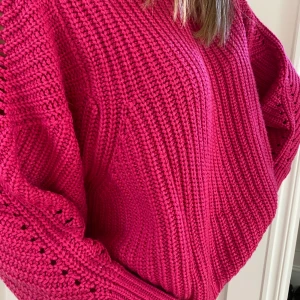 Rosa tjocktröja - Säljer denna tjocktröja som är perfekt nu till hösten. Superhärlig färg och skön modell😍 Nypris 400. Frakt ingår ej