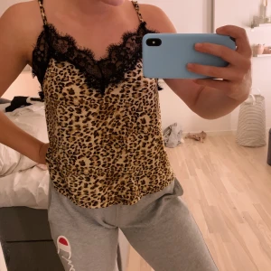 LEOPARD LINNE - Fint linne med leopardtryck. Spets längs bröst och rygg upptill. Reglerbara axelband. Mjukt och hållbart tyg. Fint skick, aldrig använd. 30 kr + 22 kr frakt 