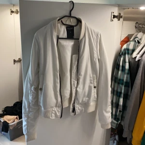 Vit Bomberjacka - Vit Bomberjacka från Lager 157 