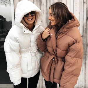 Dunjacka  - Supersnygg VIT jacka ifrån Nelly med bälte i midjan. Storlek 32 men den är stor i storleken och man håller sig verkligen verkligen varm i jackan. Säljer då jag ska köpa en ny i år! Köpt för 800kr 💖 Efterson så pass många var intresserade så kör vi budgivning, Start på 500kr! Ledande bud 620kr