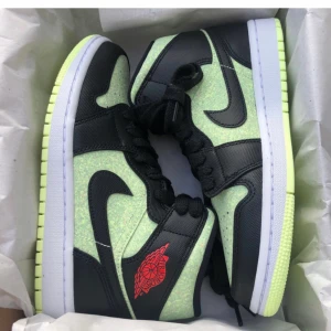 36 - Super snygga Jordans 1 (mid) endast testade säljer pga att jag inte använder dom❤️❤️❤️❤️ buda