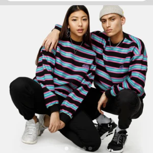 Randig tröja - Snygg randig multiversetröja från Junkyard💕 köpt på plick men passade inte riktigt mig✨ storlek XS men sitter oversized så passar S/M också💓 köparen står för frakt💓