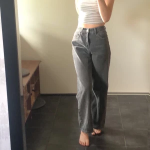 Gråa mom jeans  - Aldrig använda, väldigt fina och stretchigt material 