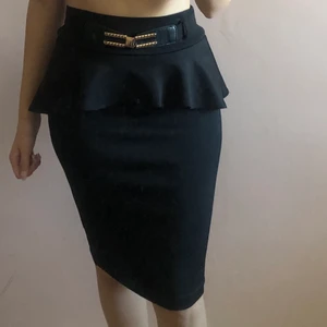 Svart kjol  - Svart kjol med bältet från Charlotte Ruse. 