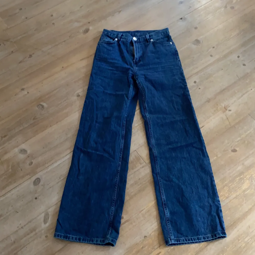 Mörkblåa assnygga jeans från Monki i flare ”Yoko” model. Storlek 26 i midjan men passar perfekt för mig som har 25. 32 i längd. Använda en gång så är i nytt skick. Köparen står för frakten men kan även mötas upp💓💓💓. Jeans & Byxor.