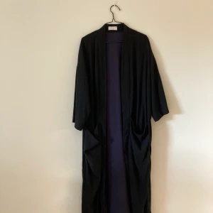 Svart kappa - Tunn svart kappa/kofta/kimono från weekday. Använt skick! Priset är inklusive frakt 🌞