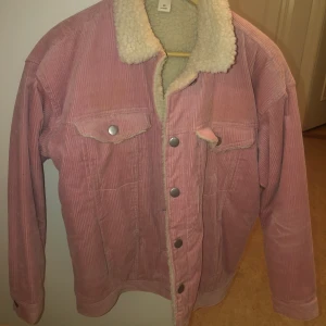 Truckerjacka - manchesterjacka från Monki - Snygg rosa manchesterjacka från Monki i storlek XS men passar bra till alla från XS-M kanske even L —— hämtas i sthlm