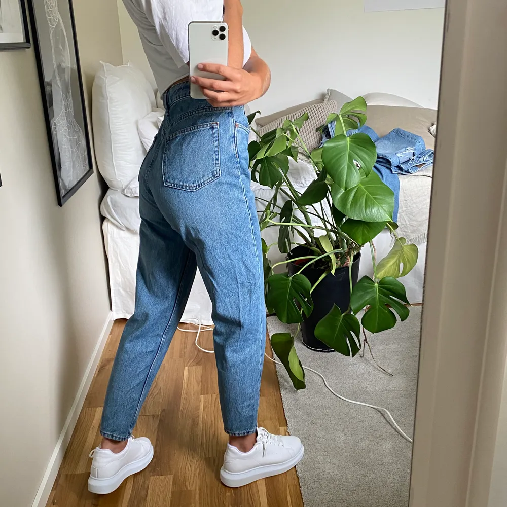 Otroligt sköna och snygga jeans från weekday. Använda få gånger! Frakt på 79 kronor tillkommer! Storlek 26 (som S). Farkut & Housut.