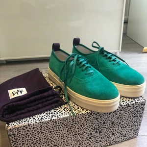 Eytys sneakers - Eytys skor i Mosel Mother suede i superball grön färg, st 40. Helt oanvända, köpt på eytys utförsäljning, därför finns ej orginallåda eller kvitto kvar ( Därav de låga priset, originalpris 1700). Säljer då jag köpte dom på impuls och insåg ej att det var fel storlek. 