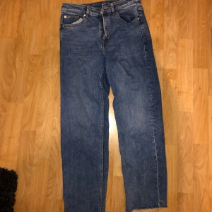 Blå mom jeans  - Blå mom jeans😊👍🏼färg: blå , storlek L men är mer som en xs/s för den är ganska ( liten i storleken!).