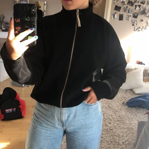 Jättemysig tröja/kofta - Köpte förra året men har inte använt så mycket så den är i bra skick. Svart teddymatetial med beige dragkedja och polokrage. Jättemysig och praktisk då man kan spännande den i midjan beroende på hur man vill att den ska sitta. Passar både xs och s.