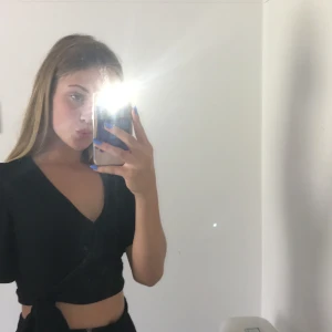 Svart topp från new yorker  - Svart topp med lösa armar, liten knyt detalj på vänstra sidan, storlek 36, stretchig material ( köparen betalar frakt ) Använd få gånger, köptes ny för cirka 250-300kr