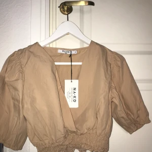 Helt ny topp från nakd! - Säljer denna sjukt fina toppen från nakd! Vid mer intresse är det bara att höra av sig! ❤️😌