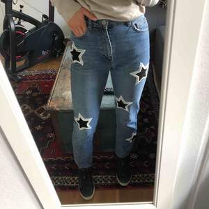 Super coola jeans med stjärnor på från Uterqüe💖storlek 36 men passar 34 också. Köparen står för frakten☺️