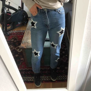  - Super coola jeans med stjärnor på från Uterqüe💖storlek 36 men passar 34 också. Köparen står för frakten☺️