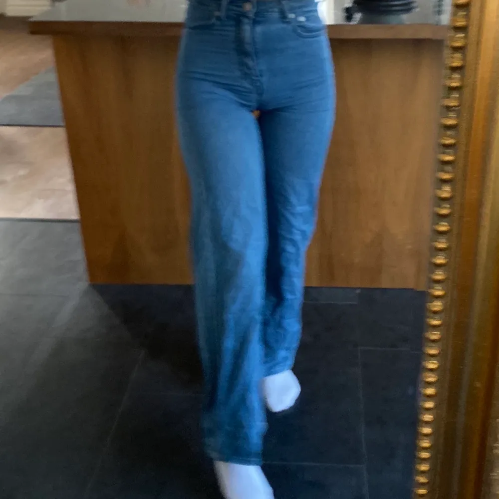Blå raka jeans från weekday. Tycker själv dom är skor snygga men var för små. Hittade ej storleken på jeansen, men kan anta att dom är i xs. Lite skrynkliga på bilden. Jeans & Byxor.