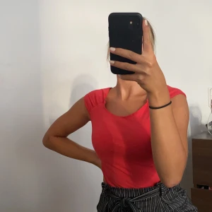 Röd topp - Röd topp med ärmar/band som kan bäras både som off-shoulder eller som ett vanligt linne❣️ Använd endast ett fåtal gånger så den är i fint skick. Betalning sker via swish och frakt tillkommer 😇 denna toppen ingår i 2 för 70 kr eller 3 för 105kr, kika på andra annonser och se vilka som också ingår 🥰