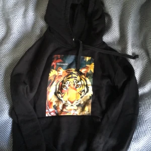 The cool elephant  - Svart hoodie med tiger motiv. Fint skick. Sparsamt använd. Säljer pga inte min stil.  Stl är xs och nypriset var ca 600kr. ( köpt i december) buda i kommentererna  . 250kr + 79 kr (frakt)