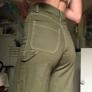 Gröna byxor  - Mycket snygga gröna byxor från berskha. Sparsamt använda. De är högmidjade och långa. Perfekt till någon som är runt 170 cm lång. Säljer då de är lite små i midjan för mig.