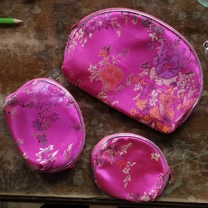 Små väskor  - Jättesöta små matchande väskor, 3 olika storlekar! Bild 2 är största och bild 3 är minsta :) alla får plats i den stora 🥰 jättefint tyg och nyskick men inte alls min stil! Fri frakt! (Säljer alla tre ihop) 