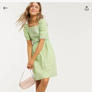 Klänning monki - Säljer denna gröna klänning från Monki då den inte riktigt är min stil. Nypris 500kr mitt pris 250. Frakt tillkommer. Använd 1 gång