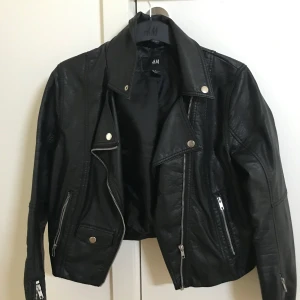 Skinnjacka säljes  - Säljer en skinnjacka i mycket fint skick. Dragkedjor på ärmarna och mitt på jackan. Mycket skön! 