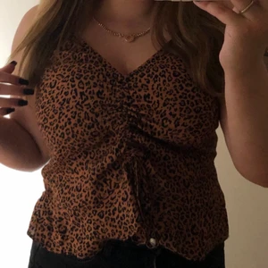 Leopard linne🐆😎 - Snyggt leopard linne med en snörnings detalj i fram och volanger🐆⚡️ Från HM i strl 44 men väldigt liten i storleken så den passar S-M, L skulle jag också tro passar 🙉 DM för fler bilder! 
