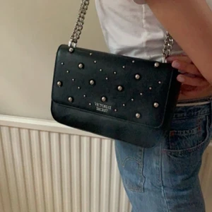 Victoria secret väska   - Axelväska från Victoria secret använd ca 5 gånger, den är alltså i mycket bra skick. Sälj ändas för den inte passar min stil längre. Nypris 600kr. (Frakten ingår inte)