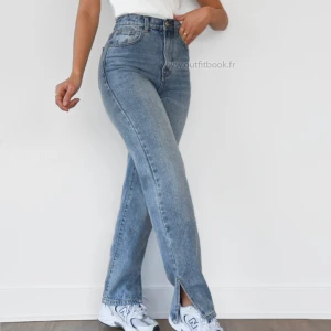 Jeans med slits  - Kollar intresset på dess jeans, helt nya med prislapp kvar. Tyvärr lite för trånga för mig så skickar tillbaka dom om ingen är intresserad! Bud vid många intresserade! Kan skickas redan idag 19/8!💕💕💕🌞🌞🌞