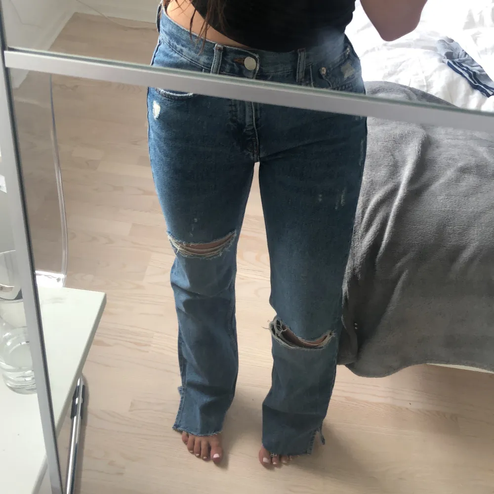 Sjukt snygga jeans från pull and bear, använda Max 2 gånger alltså som nyskick. De är var extremt långa i modellen därav har jag själv kapat de lite nedtill. Står ej för frakten . Jeans & Byxor.