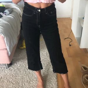 jeans från nakd - nästan helt oanvända jeans från nakd med vita kontraster! köparen står för frakt💕💕