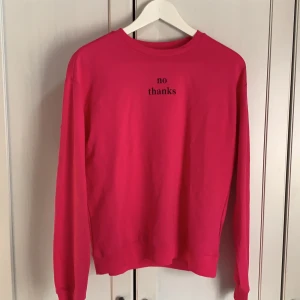 Långärmad tröja från H&M - Aldrig använd, Storlek: Xs, rosa med text på. Kan skickas mot kostnad📩