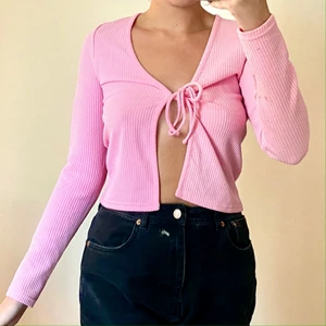 Populär knyttopp, storlek S - Har bestämt mig för att sälja min snygga knyttopp ifrån h&m då det inte längre är min stil. Endast använt den en gång. Är i storlek S. Säljes för 120kr + frakt 🚚 