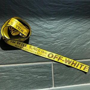 OFF WHITE bälte - Snyggt industriellt bälte som jag tog över av ett ex lol. Ser äkta ut men är antagligen inte. Använder bara inte det längre men är fett bra.