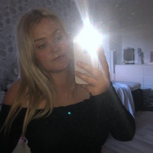 Off  shoulder topp - Knappt använd. Storlek s. 50kr + frakt