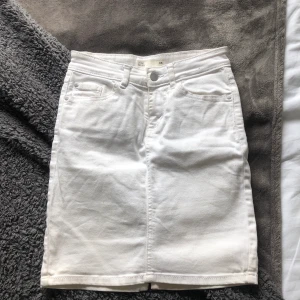 Vit jeanskjol - En så snygg jeanskjol som verkligen formar kroppen så snyggt! Säljer då den tyvärr inte längre passar mig vilket är så synd😢 köparen står för frakt❤️❤️