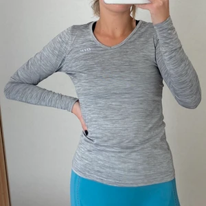 Grå träningtröja, storlek XS - Skitsnygg träningstopp ifrån OTP. Är i storlek XS men passar även S och eventuellt M. Säljes för 50kr + frakt 🚚 
