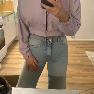 Helt oanvända Totême jeans storlek 27/32 - Köpte dessa för ca 3 månader sedan, ord pris 1999 aldrig använt dem mer än när jag testade i butik. Dessa jeans är raka och ganska så tajta vid höfterna och blir mer breda nertill . Gratis frakt! 