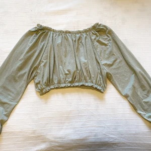 Bikbok off shoulder top - Grågrön-shimmer off-shoulder topp Bikbok strl.S, knappt använd.