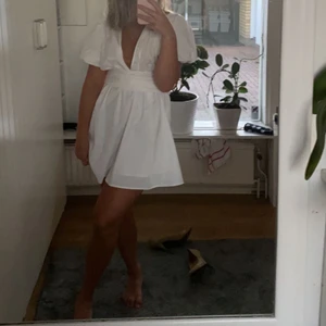 Sommar klänning - Jag säljer min fina vita klänning från zara. Jag har endast använt den en gång. Storlek 34, jag är 160cm lång och brukar ha xs i kläder