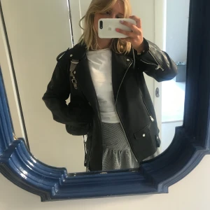 Skinnjacka - Skinnjacka frpn stradivarius, storlek M och ganska oversized! Använd en del men inga större fel. BUD - 650kr! Frakt - 88kr  an