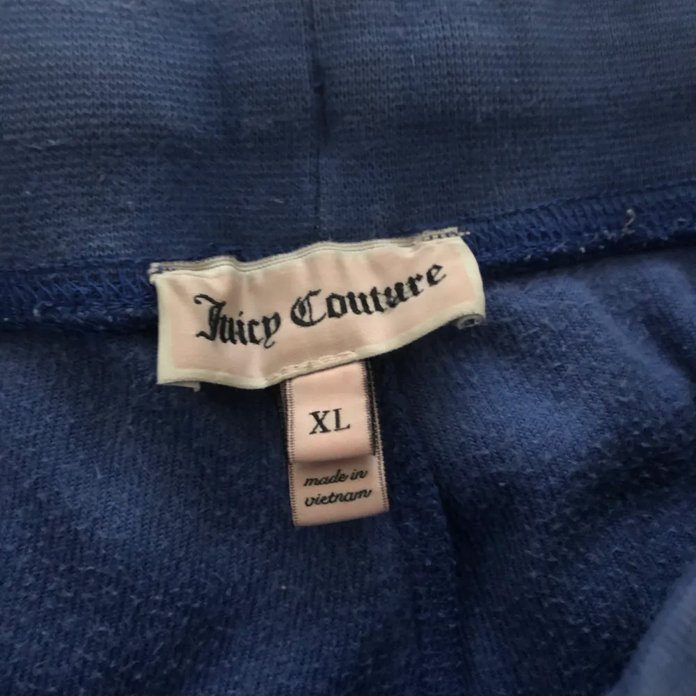 Juicy Couture byxor som är mörkblå och tillhör ett set (tröjan är borta). Bra skick och endast använd fåtal gånger och är ganska små i modellen.                 Storlek XL i barnstorlek så skulle säga 170 i svensk barnstorlek          EXCLUSIVE FRAKT. Jeans & Byxor.