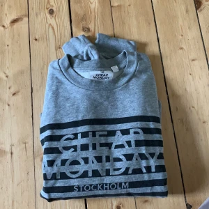 Sweatshirt från cheap monday - En fin sweatshirt i jättefint skick som ser helt oanvänd ut. Älskar denna sweatshirten men kommer inte till användning utav mig och hoppas därför att den kommer mer till användning hos någon annan. Nypris: 450 (FRAKT TILLKOMMER)