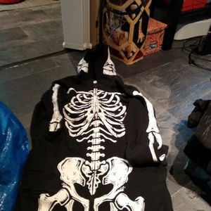 Skull jumpsuit - Väldigt mysig Jumpsuit från hm. Den passar xS/s även "tjej" storlek 156-170 och "pojk" strl 156. Varför jag skriver avdelning är för att hm har jätte olika strl på "pojk" och "flick" och jag hatar att dom delar upp kläderna så. Köpare står för eventuel frakt kan mötas upp i gbg. Också lite Gotich