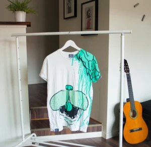  - Drop dead tröja. Bra skick. Från en tidig kollektion då det mesta designades utav Michael Shantz. Så väldigt svår att få tag i. 